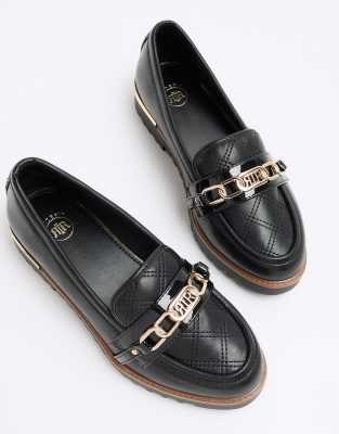 River Island - Gesteppte Loafer in Schwarz mit Kettendetail, weite Passform