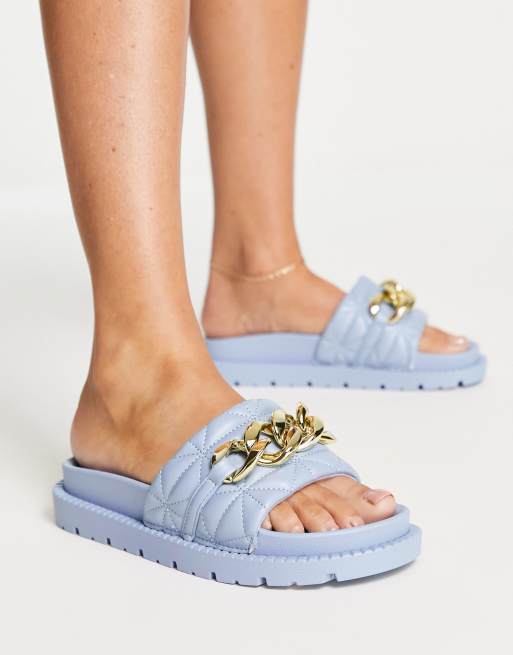 River Island – Gesteppte Slider in Blau mit Kettenverzierung