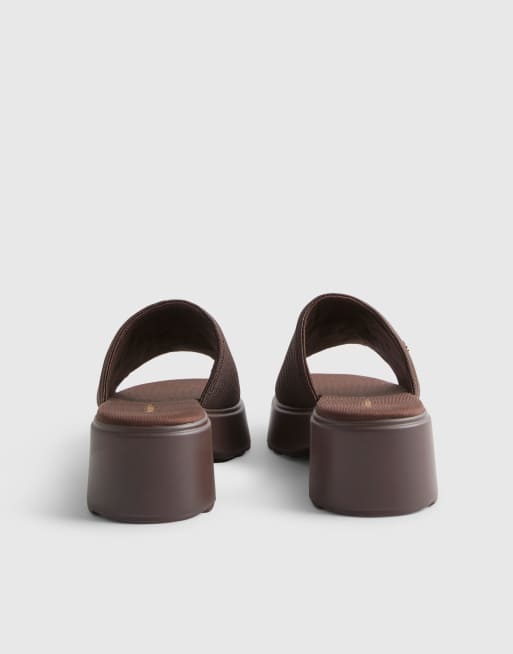 River Island – Gestrickte Mule-Sandalen in Dunkelbraun mit flacher Plateausohle, 3 von 4