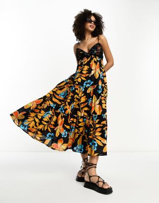 River Island - Gestuftes Maxi-Strandkleid in Schwarz mit tropischem Print