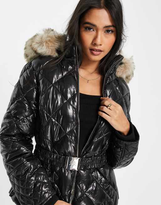 River Island - Gewatteerd lakleren jack met riem en capuchon met imitatiebont in zwart, 3 van 4