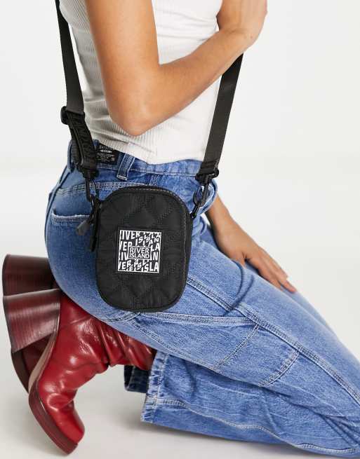 River Island - Gewatteerde rubberen crossbody tas in zwart