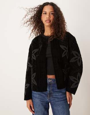 River Island - Giacca a vestaglia in velluto nero con decorazioni a fiori