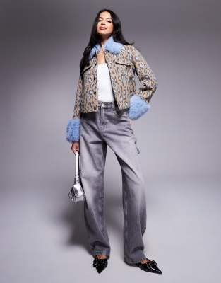 River Island - Giacca effetto lana con stampa leopardata e dettagli in pelliccia sintetica