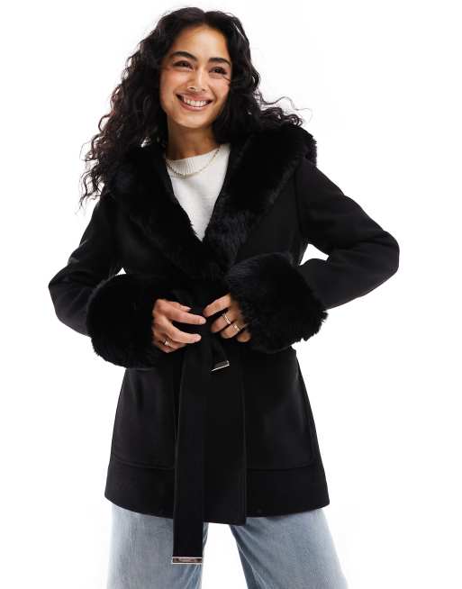 River Island - Giacca nera in pelliccia sintetica taglio corto con cintura