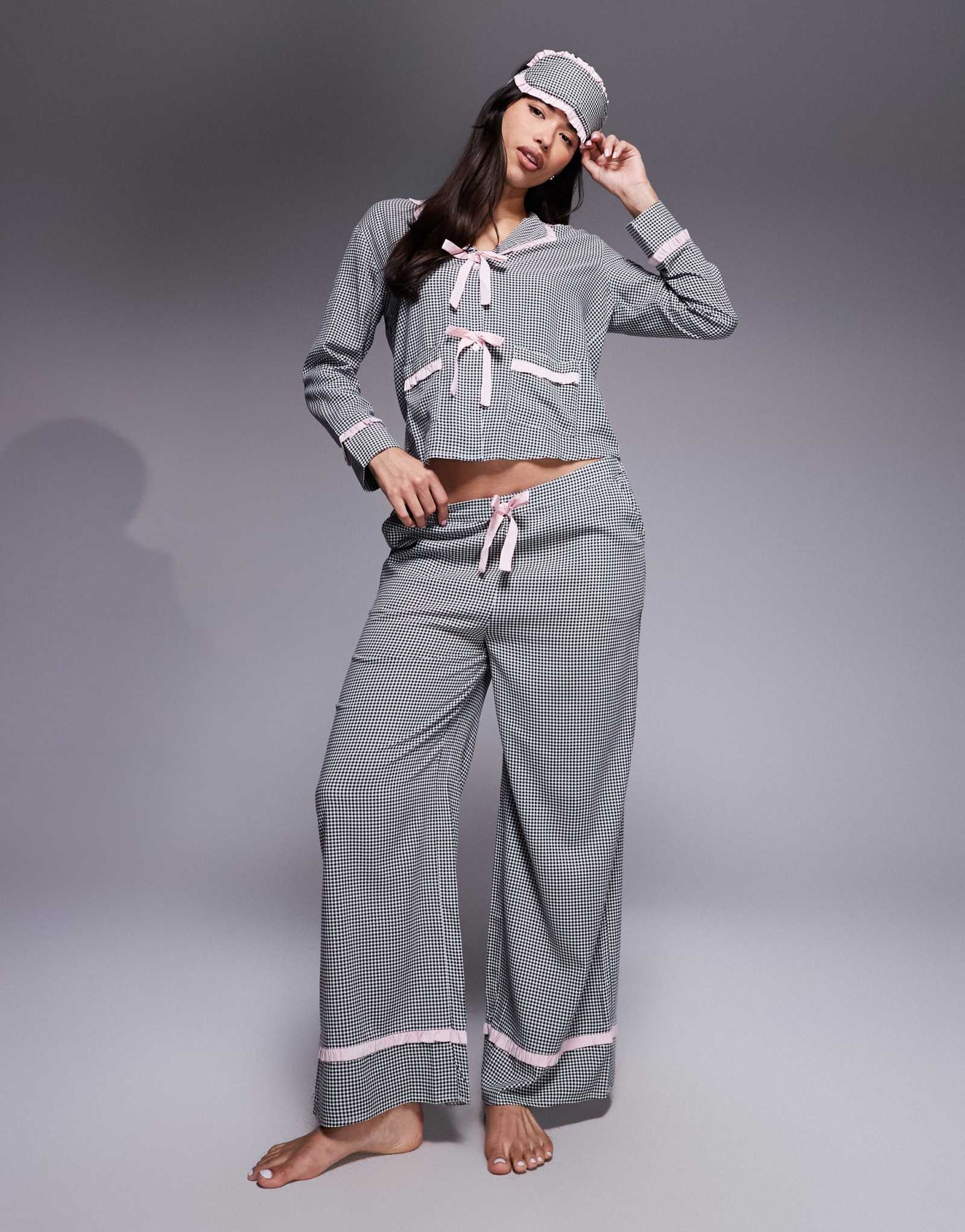 Пижамный комплект черного цвета с воротником-стойкой в клетку и оборками River Island 