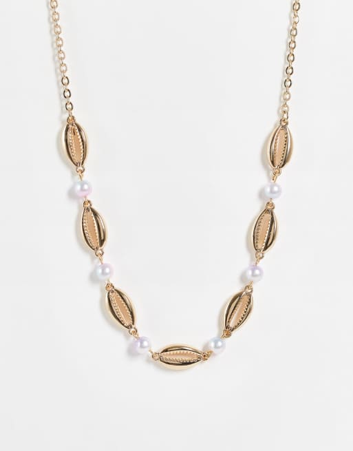 River Island – Goldfarbene Halskette mit Kunstperlen und Muscheln