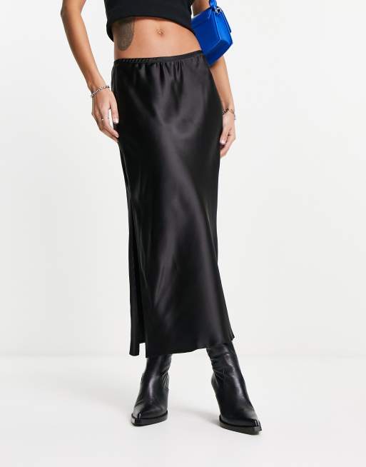 River Island - Gonna midi asimmetrica in raso nera con spacco