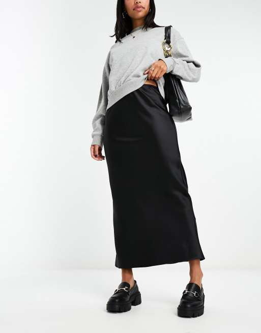 River Island - Gonna midi in raso nero con taglio asimmetrico