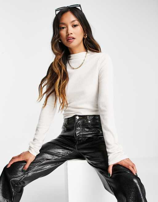 River Island – Gräddvit långärmad topp med borstad textur och hög krage