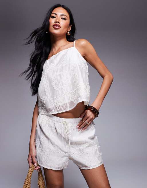 River Island – Gräddvita, texturerade shorts med broderi, del av set, 3 av 5