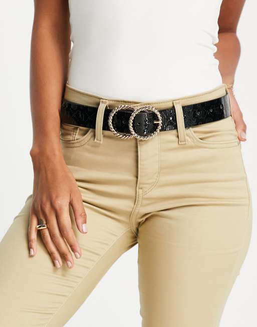 River Island – Gürtel in Schwarz mit Schnalle mit zwei Ringen und geprägtem Logo