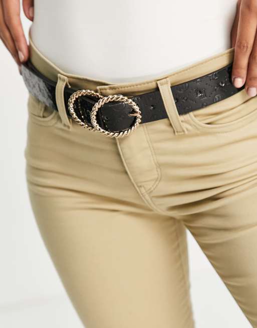 River Island Gurtel In Schwarz Mit Schnalle Mit Zwei Ringen Und Gepragtem Logo Asos