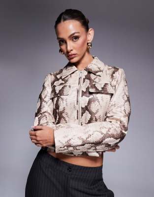 River Island - Harrington-Jacke aus Kunstleder in Beige mit Schlangenmuster-Neutral