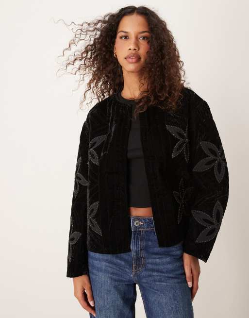 River Island – Hausmantel in Schwarz mit floraler Samt-Verzierung