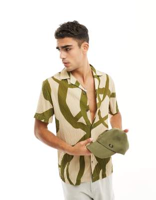 River Island – Hemd in Khaki mit geometrischem Muster