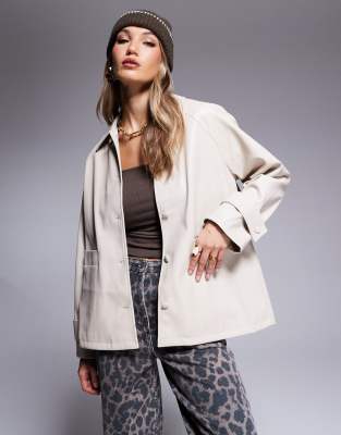 River Island - Hemdjacke aus Kunstleder in hellem Steinbeige-Neutral