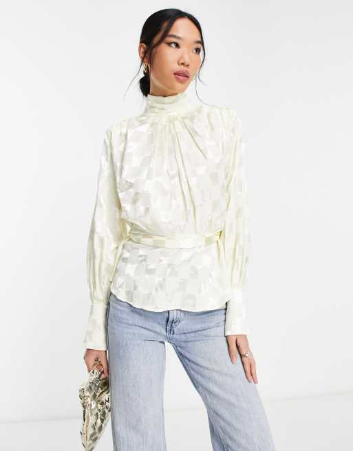 River Island – Hochgeschlossene Satinbluse in Cremeweiß mit Bindedetail