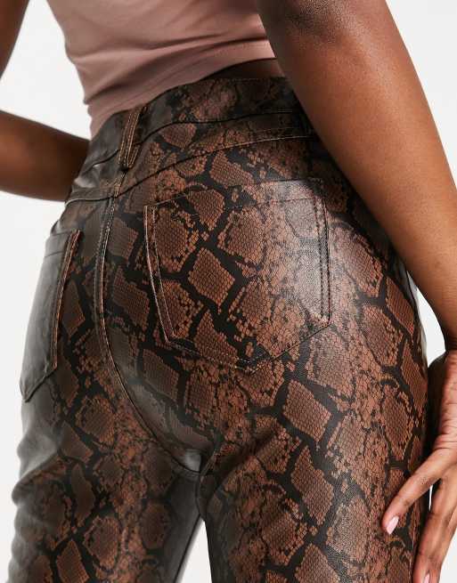 River Island – Hose aus Kunstleder in Braun mit geradem Schnitt und Schlangenhautmuster, 2 von 4