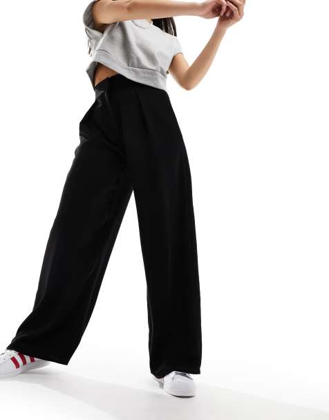 River Island – Hose in Schwarz mit weitem Bein und Bundfalten - view 1