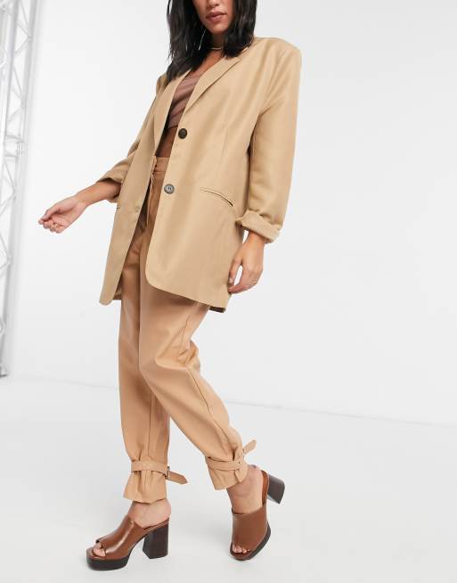 River Island Hose mit hohem Bund und gerafften Bündchen am Knöchel aus Kunstleder in Beige ASOS