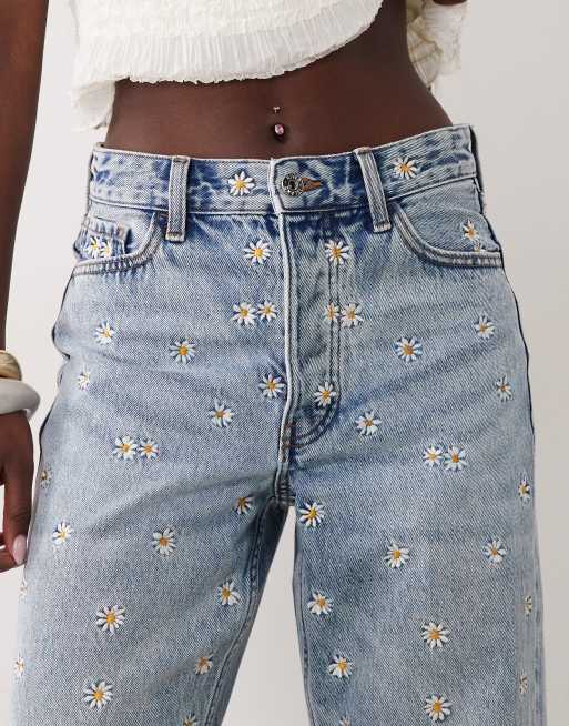 River Island - Jeans dritti comodi lavaggio blu medio con margherite ricamate, 5 di 5