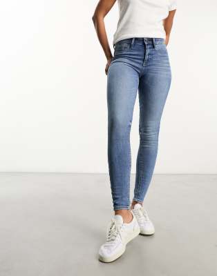 River Island - Jeans in verwaschenem Mittelblau mit engem Schnitt und formgebendem Effekt