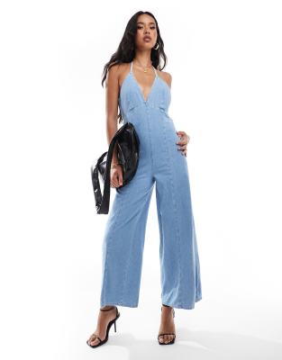 River Island - Jeans-Jumpsuit in hellblauer Waschung mit Neckholder-Träger