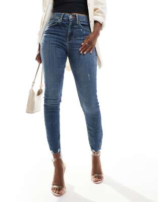 River Island - Jeans mit enger Schnitt und hohem Bund in mittelblauer Waschung