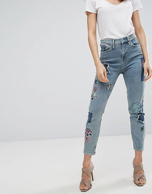 River Island – Jeans mit Pailletten- und Patchwork-Stickerei