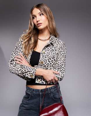 River Island - Jeansjacke mit Leopardenmuster-Braun