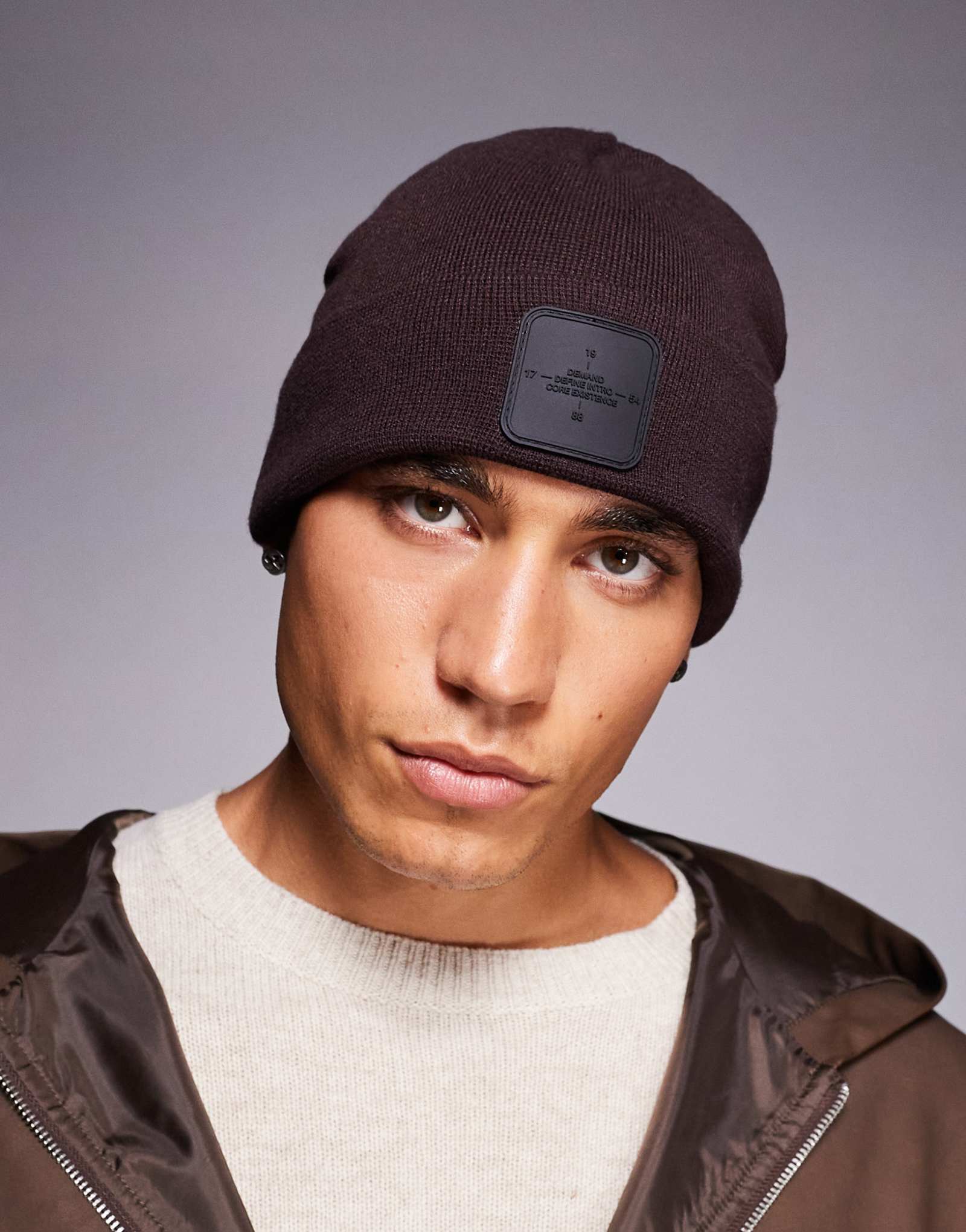 Шапочка со значком из джерси River Island темно-коричневого цвета