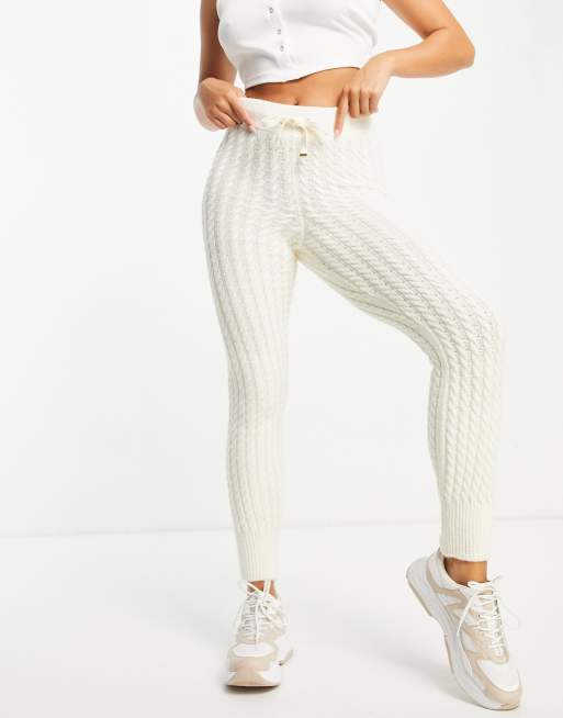 River Island - Joggers con fondo elasticizzato in maglia a trecce color crema