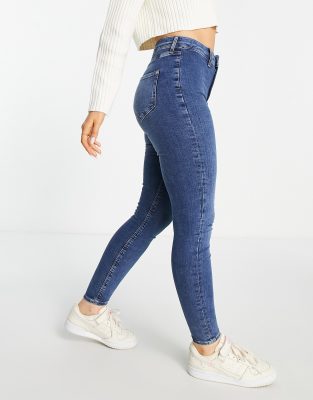 River Island - Kaia - Eng geschnittene Jeans mit hohem Bund in Mittelblau