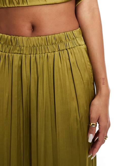 River Island – Kakifärgade, plisserade byxor med vida ben i satin, del av set, 2 av 5