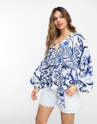 River Island - Kimono-Wickeloberteil mit Kachelmuster in Blau