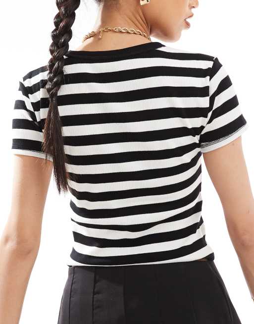 River Island – Knapp geschnittenes T-Shirt in Schwarz und Weiß gestreift