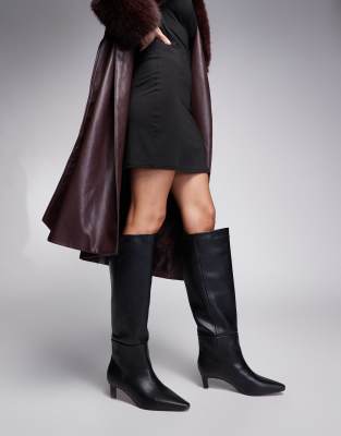 River Island - Kniehohe Stiefel in Schwarz mit Kitten-Absatz