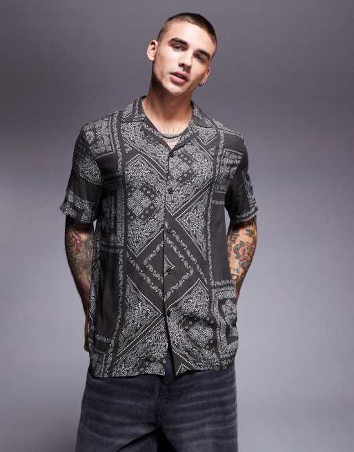 River Island – Koszula z krótkim rękawem i bandanowym wzorem