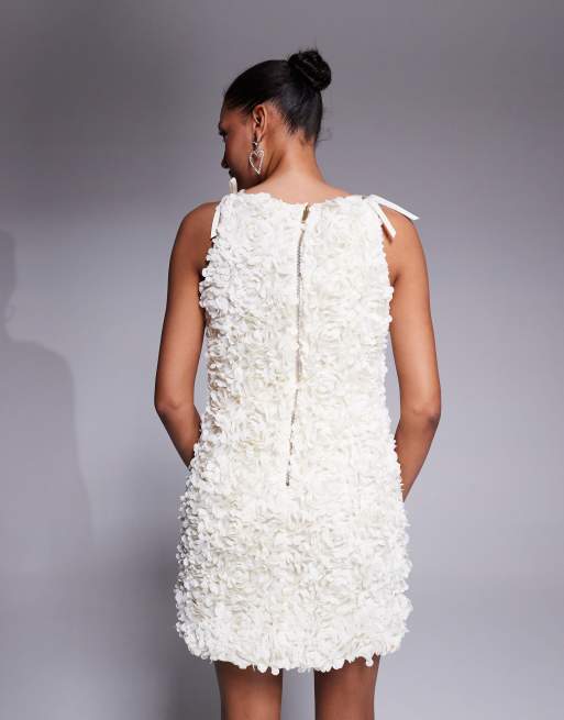 River Island – Kremowa sukienka mini zdobiona płatkami 3D , 4 z 4