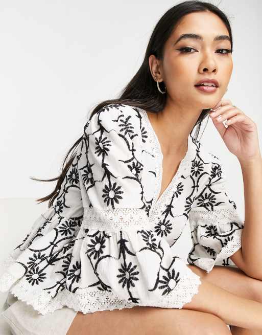River Island – Krótki luźny haftowany top w kolorze białym