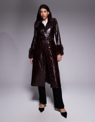 River Island - Kunstleder-Trenchcoat in Dunkelrot mit Kunstpelzbesatz