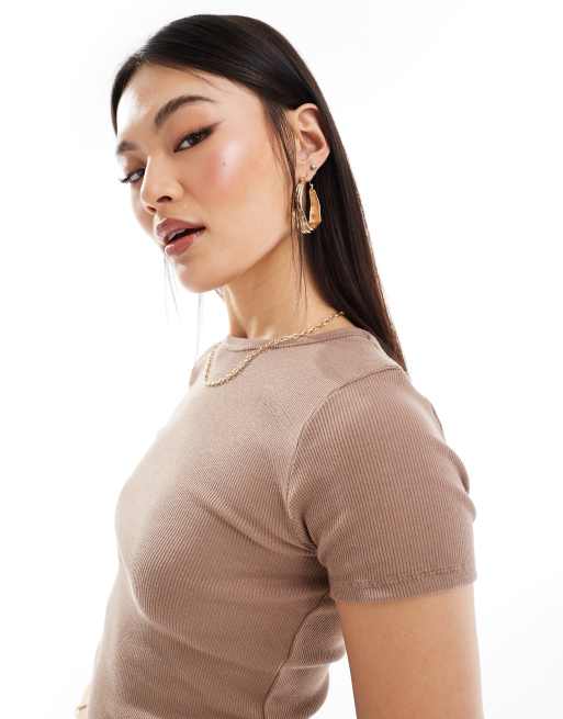 River Island – Kurz geschnittenes T-Shirt in Hellbraun