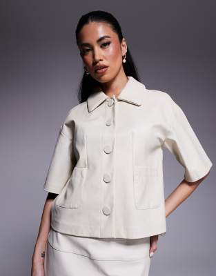 River Island - Kurzärmlige Hemdbluse aus Kunstleder in Cremeweiß