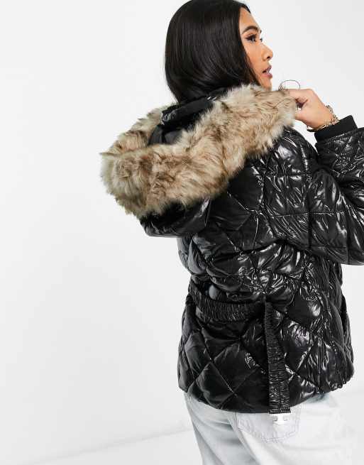 River Island – Kurze, wattierte Steppjacke aus Lackleder in Schwarz mit Kunstpelzkapuze und Gürtel, 2 von 4