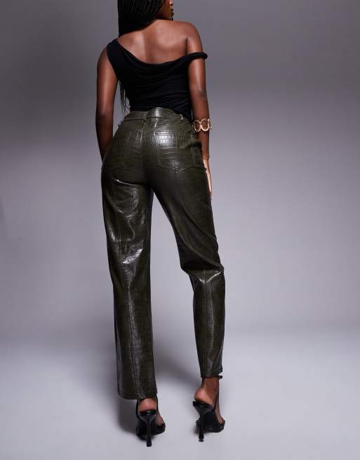 River Island – Kürzer geschnittene Hose aus Kroko-Kunstleder in Dunkelgrün, 2 von 5
