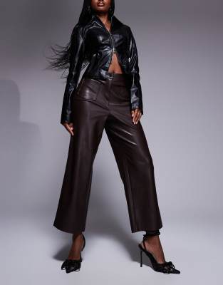 River Island – Kürzer geschnittene Hose aus Kunstleder in Dunkelbraun - view 1