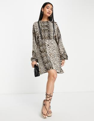 River Island - Kurzes Hängerkleid in Braun mit Leopardenmuster