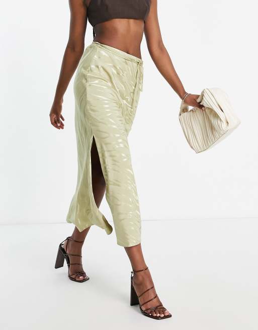 River Island - Lange rok van schuin gesneden satijn met gestrikte taille in kaki