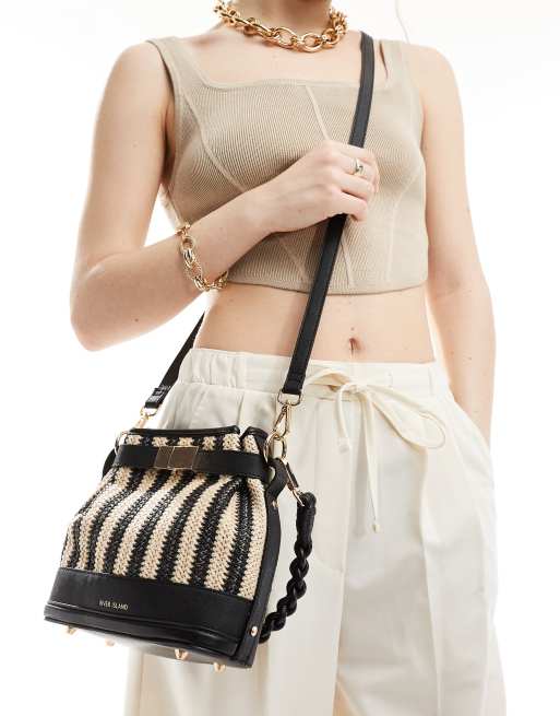 River Island - Lille bucket-taske med sorte striber i raffia